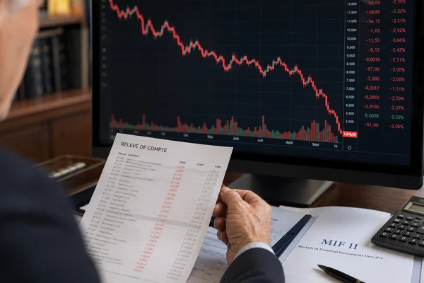 Graphique boursier en chute avec relevé bancaire — illustration risque conseil inadapté en CIF