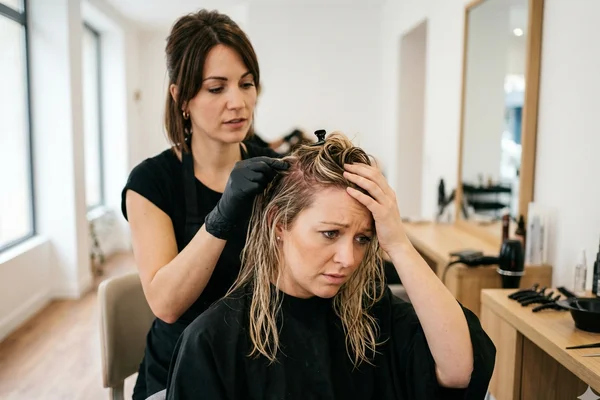 Cliente avec irritation du cuir chevelu suite à une décoloration — sinistre RC Pro coiffure