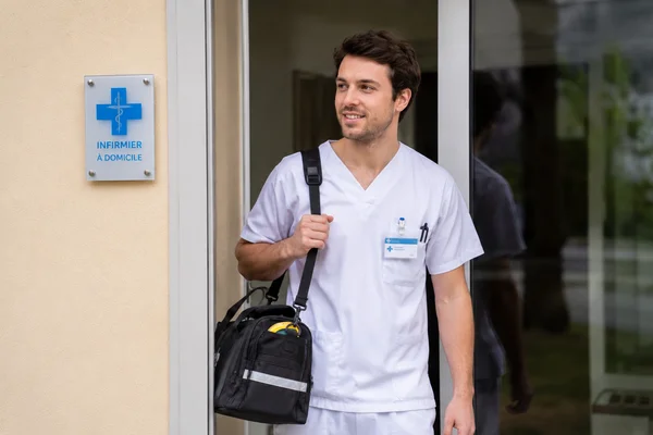 Infirmière libérale réalisant un soin à domicile en Moselle