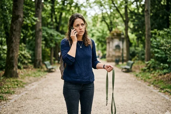 Pet-sitter promenant un chien en laisse — prévention sinistre morsure et fugue