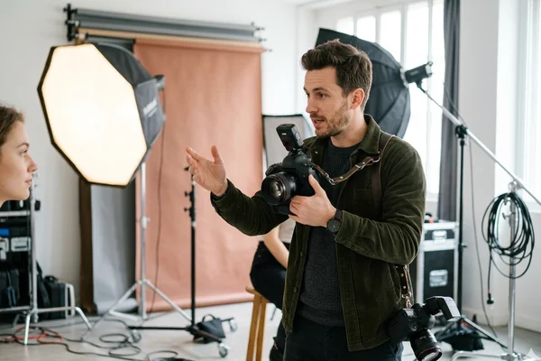 Photographe professionnel en studio photographiant un client en Moselle