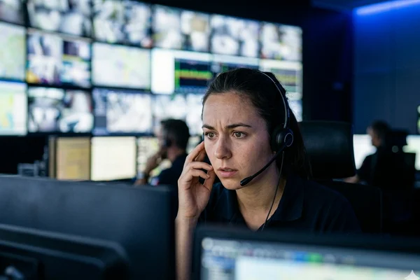 Opérateur de télésurveillance en train de gérer une alerte intrusion — RC Pro métier indispensable