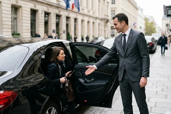 Chauffeur VTC mosellan accueillant un client devant un véhicule premium