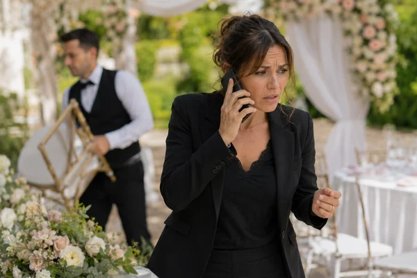 Wedding planner gérant un incident le jour J d'un mariage en plein air